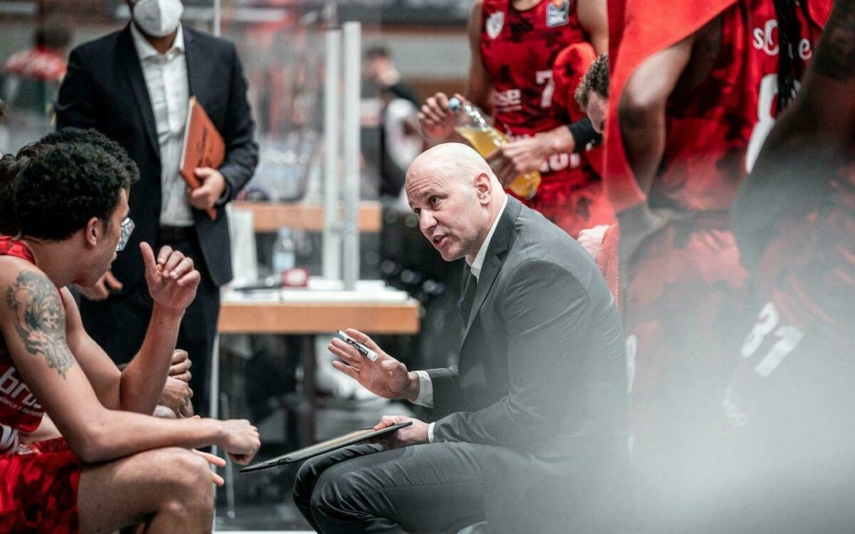 SOW s Oliver Würzburg Denis Wucherer Coach Besprechung mit seinem Team Heimspiel Saison 20 21 SOW s Oliver Würzburg Denis Wucherer Coach Besprechung mit seinem Team Heimspiel Saison 20 21